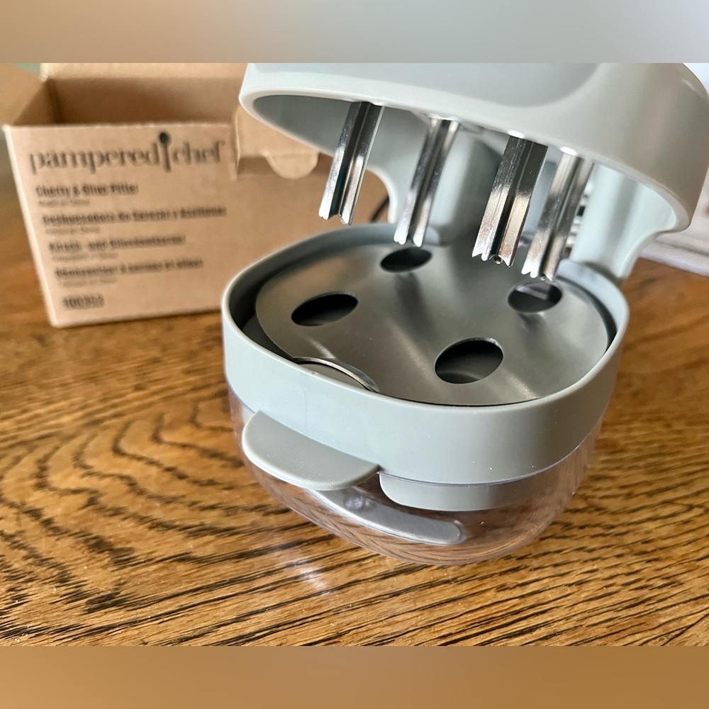 Pampered Chef Cherrey & Olive Pitter NIB